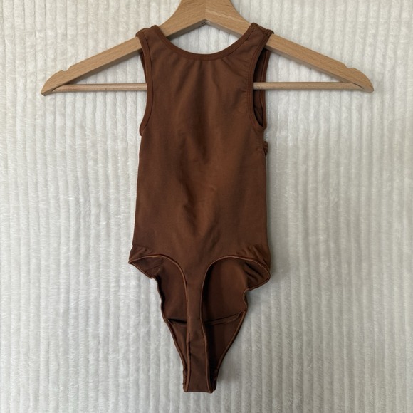 SKIMS Seamless Sculpt Scoop Neck Thong Body Suit Size XS Jasper Brown NWOT $70 - Picture 6 of 7